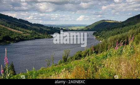 Le soleil brille sur les forêts de plantation sur les hauteurs du réservoir de Talybont dans les Brecon Beacons, avec la vallée de l'Usk agricoles du sud du Pays de Galles bey Banque D'Images