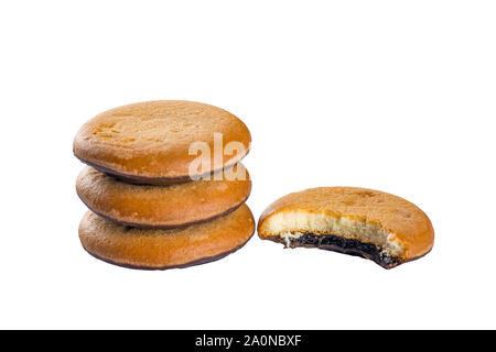 Mordu des cookies avec crème au chocolat crémeux sur fond blanc Banque D'Images