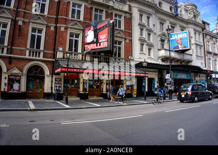 Londres, Royaume-Uni, le 7 septembre 2019 : Façades de Lyric et Apollo théâtres de Shaftesbury Avenue montrant l'affichage du nom avec motion blurred personnes Banque D'Images