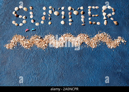 Mot de l'été faites de coquillages, mer vague, sable doré, deux dauphins sautant sur fond bleu top view close up, vacances d'concept, mer plage Banque D'Images