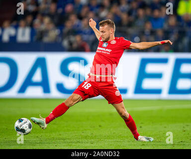 Gelsenkirchen, Allemagne. Sep 20, 2019. Football : 1ère Bundesliga, le FC Schalke 04 - FSV Mainz 05, 5e journée : Daniel Brosinski von Mainz en action. Crédit : David Inderlied/DPA - NOTE IMPORTANTE : en conformité avec les exigences de la DFL Deutsche Fußball Liga ou la DFB Deutscher Fußball-Bund, il est interdit d'utiliser ou avoir utilisé des photographies prises dans le stade et/ou la correspondance dans la séquence sous forme d'images et/ou vidéo-comme des séquences de photos./dpa/Alamy Live News Banque D'Images