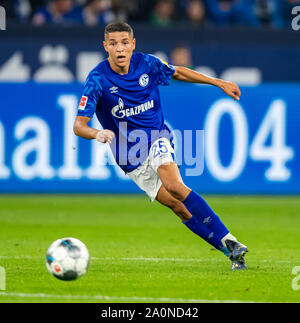 Gelsenkirchen, Allemagne. Sep 20, 2019. Football : 1ère Bundesliga, le FC Schalke 04 - FSV Mainz 05, 5e journée : Amine Harit Schalkes s'exécute avec la balle sur son pied. Crédit : David Inderlied/DPA - NOTE IMPORTANTE : en conformité avec les exigences de la DFL Deutsche Fußball Liga ou la DFB Deutscher Fußball-Bund, il est interdit d'utiliser ou avoir utilisé des photographies prises dans le stade et/ou la correspondance dans la séquence sous forme d'images et/ou vidéo-comme des séquences de photos./dpa/Alamy Live News Banque D'Images