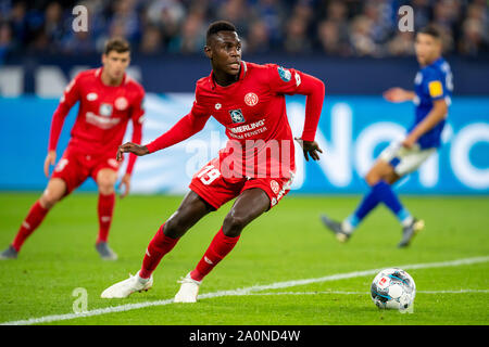 Gelsenkirchen, Allemagne. Sep 20, 2019. Football : 1ère Bundesliga, le FC Schalke 04 - FSV Mainz 05, 5e journée : Moussa Niakhate de Mayence s'exécute avec la balle sur son pied. Crédit : David Inderlied/DPA - NOTE IMPORTANTE : en conformité avec les exigences de la DFL Deutsche Fußball Liga ou la DFB Deutscher Fußball-Bund, il est interdit d'utiliser ou avoir utilisé des photographies prises dans le stade et/ou la correspondance dans la séquence sous forme d'images et/ou vidéo-comme des séquences de photos./dpa/Alamy Live News Banque D'Images