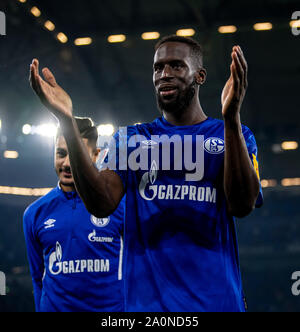 Gelsenkirchen, Allemagne. Sep 20, 2019. Football : 1ère Bundesliga, le FC Schalke 04 - FSV Mainz 05, Journée 5 : Schalkes Salif Sane remercie les fans. Crédit : David Inderlied/DPA - NOTE IMPORTANTE : en conformité avec les exigences de la DFL Deutsche Fußball Liga ou la DFB Deutscher Fußball-Bund, il est interdit d'utiliser ou avoir utilisé des photographies prises dans le stade et/ou la correspondance dans la séquence sous forme d'images et/ou vidéo-comme des séquences de photos./dpa/Alamy Live News Banque D'Images