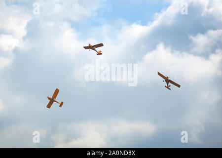 Novosibirsk, Russie, le 31 juillet 2016, l'aérodrome de Mochishche showб l'air local, trois avions jaune voler ensemble sur un ciel bleu et des nuages blancs de fond Banque D'Images