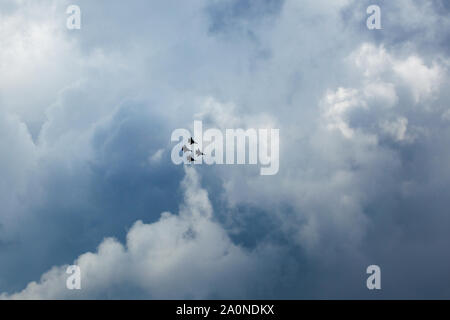 Quatre silhouettes de Su-30 SM, des avions de chasse russe haut dans le blue cloudy sky Banque D'Images