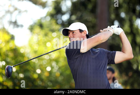 L'Irlande du Nord, Rory McIlroy tees au large de la 15e au cours de la troisième journée de la BMW PGA Championship à Wentworth Golf Club, Surrey. Banque D'Images