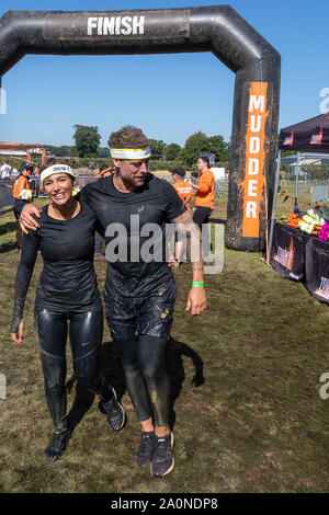 Horsham, Royaume-Uni. Sep 21, 2019. Wayne & Frankie pont franchissant la ligne d'arrivée à Tough Mudder London South (L) Frankie Bridge & Wayne Bridge. Crédit : Jason Richardson/Alamy Live News Banque D'Images