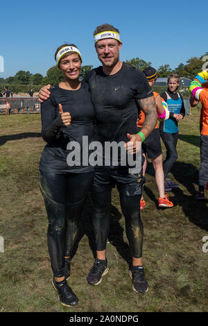 Horsham, Royaume-Uni. Sep 21, 2019. Wayne & Frankie pont franchissant la ligne d'arrivée à Tough Mudder London South (L) Frankie Bridge & Wayne Bridge. Crédit : Jason Richardson/Alamy Live News Banque D'Images