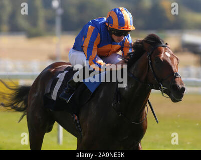 Ryan Moore et Cherokee Trail gagner de la section I de la Journée de la famille SIS EBF Novice Stakes course à l''hippodrome de Newbury. Banque D'Images