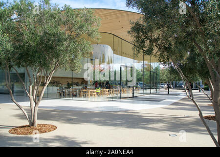 CUPERTINO, Californie, États-Unis - Nov 26th, 2018 : vue extérieure de la nouvelle et moderne Apple Park visitor center situé à côté de leur nouvelle Banque D'Images