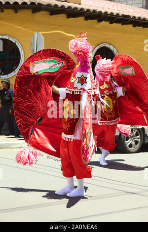 BANOS, EQUATEUR - 2 mars, 2014 : personne non identifiée en costume traditionnel et la danse à la musique sur le défilé du carnaval à Baños, Equateur Banque D'Images