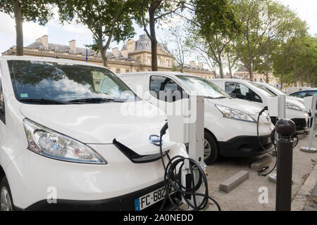 Paris, France - 01 septembre 2019 : un livre blanc e-NV200 Nissan electric cars à un point de recharge à Paris, France Banque D'Images