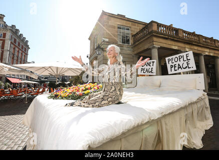 EN PHOTO - trois fois nominé au prix Nobel de la paix Dr Scilla Elworthy les membres du public écrivent leur propre engagement Ôpeace à la planète' sur un lit emblématique installé à Covent Garden à Londres par la société éthique de thé à base de plantes, Des herbes de pukka pour promouvoir la vie paisiblement sur la planète et la protection de cette Journée internationale de la paix. Banque D'Images