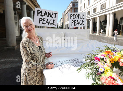 EN PHOTO - trois fois nominé au prix Nobel de la paix Dr Scilla Elworthy les membres du public écrivent leur propre engagement Ôpeace à la planète' sur un lit emblématique installé à Covent Garden à Londres par la société éthique de thé à base de plantes, Des herbes de pukka pour promouvoir la vie paisiblement sur la planète et la protection de cette Journée internationale de la paix. Banque D'Images