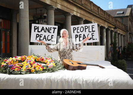 EN PHOTO - trois fois nominé au prix Nobel de la paix Dr Scilla Elworthy les membres du public écrivent leur propre engagement Ôpeace à la planète' sur un lit emblématique installé à Covent Garden à Londres par la société éthique de thé à base de plantes, Des herbes de pukka pour promouvoir la vie paisiblement sur la planète et la protection de cette Journée internationale de la paix. Banque D'Images