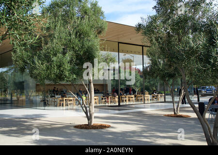 CUPERTINO, Californie, États-Unis - Nov 26th, 2018 : vue extérieure de la nouvelle et moderne Apple Park visitor center situé à côté de leur nouvelle Banque D'Images