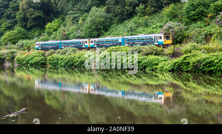 Cardiff, Wales, UK - 19 juillet 2019 : une paire de 2-voiture Pacer les trains s'étend le long de la bordure de la rivière Taff à Radyr dans la banlieue de voiture Banque D'Images