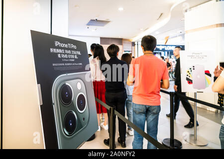 Les clients jusqu'à acheter le nouvel iPhone Apple smartphones Série 11 dans un Apple store sur East Nanjing Road à Shanghai.Apple a lancé la vente de sa dernière série 11 L'iPhone en Chine. Banque D'Images