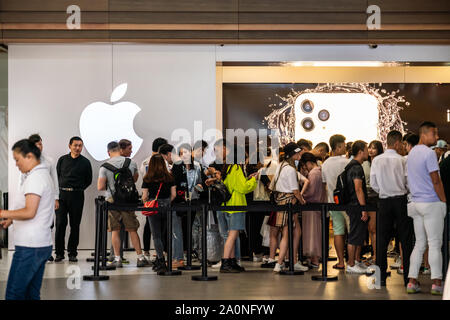 Les clients jusqu'à acheter le nouvel iPhone Apple smartphones Série 11 dans un Apple store sur East Nanjing Road à Shanghai.Apple a lancé la vente de sa dernière série 11 L'iPhone en Chine. Banque D'Images