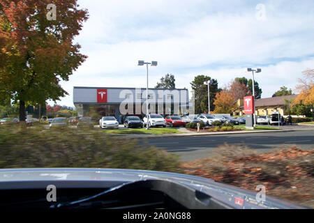 CUPERTINO, Californie, États-Unis - Nov 26th, 2018 : En voiture par concessionnaire Tesla, Tesla signe sur la façade blanche du store Banque D'Images