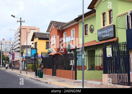 QUITO, ÉQUATEUR - 6 août 2014 : personnes non identifiées sur Mariscal Foch Street dans le quartier touristique de Quito, Équateur Banque D'Images