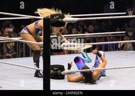 Quezon City, Philippines. Sep 20, 2019. WWE est retourné à Manille, avec son Smack Down Vivre superstars d'épater le filipino wrestling fans avec leur mélange unique de sports et de divertissements. L'événement avait trois grands événements où Bayley, a défendu son WWE Women's Championship sur Charlotte Flair dans un combat de rue, la renaissance conservé leur SmackDown Tag-Team Championship au cours de la nouvelle journée de Xavier Woods et Big E, et Kofi Kingston défait les nouvelles Daniel Bryan à conserver son WWE Championship. Credit : Pacific Press Agency/Alamy Live News Banque D'Images