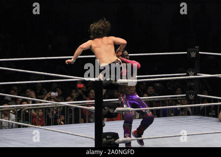 Quezon City, Philippines. Sep 20, 2019. WWE est retourné à Manille, avec son Smack Down Vivre superstars d'épater le filipino wrestling fans avec leur mélange unique de sports et de divertissements. L'événement avait trois grands événements où Bayley, a défendu son WWE Women's Championship sur Charlotte Flair dans un combat de rue, la renaissance conservé leur SmackDown Tag-Team Championship au cours de la nouvelle journée de Xavier Woods et Big E, et Kofi Kingston défait les nouvelles Daniel Bryan à conserver son WWE Championship. Credit : Pacific Press Agency/Alamy Live News Banque D'Images