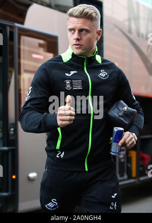 Swansea City's Jake Bidwell arrive à la porte d'Aston stade au cours d'un match de championnat à Sky Bet Ashton Gate, Bristol. Banque D'Images