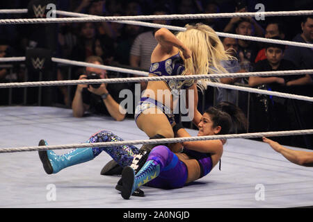 Quezon City, Philippines. Sep 20, 2019. WWE est retourné à Manille, avec son Smack Down Vivre superstars d'épater le filipino wrestling fans avec leur mélange unique de sports et de divertissements. L'événement avait trois grands événements où Bayley, a défendu son WWE Women's Championship sur Charlotte Flair dans un combat de rue, la renaissance conservé leur SmackDown Tag-Team Championship au cours de la nouvelle journée de Xavier Woods et Big E, et Kofi Kingston défait les nouvelles Daniel Bryan à conserver son WWE Championship. Credit : Pacific Press Agency/Alamy Live News Banque D'Images
