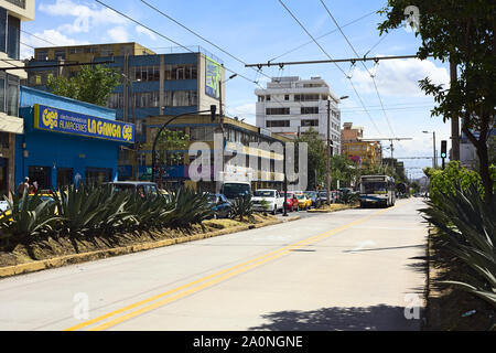 QUITO, ÉQUATEUR - 4 août 2014 : Trole trolleybus C1 du système de transport en commun rapide par autobus le 10 de Agosto Avenue à Quito, Equateur Banque D'Images