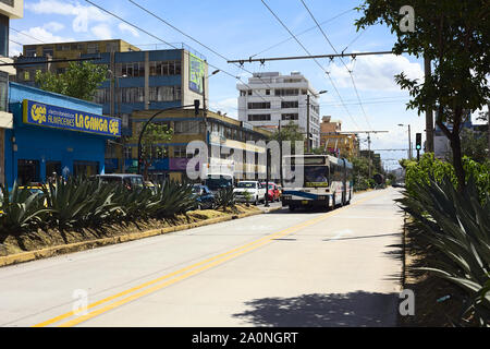 QUITO, ÉQUATEUR - 4 août 2014 : Trole trolleybus C1 du système de transport en commun rapide par autobus le 10 de Agosto Avenue à Quito, Equateur Banque D'Images