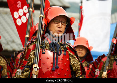 Reconstitueurs japonais habillé en costume traditionnel et de l'armure de samurai (Armor) au festival de samouraï Iseya Ryokan, Minakami, Gunma, au Japon. Banque D'Images