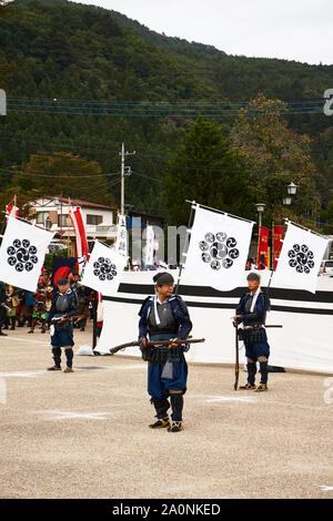 Reconstitueurs japonais habillé en costume traditionnel et de l'armure de samurai (Armor) tenir des fusils anciens samouraïs au festival à Iseya Ryokan, Gunma, au Japon. Banque D'Images