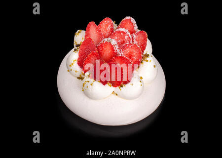 Gâteau aux fraises Pavlova isolé sur fond noir Banque D'Images
