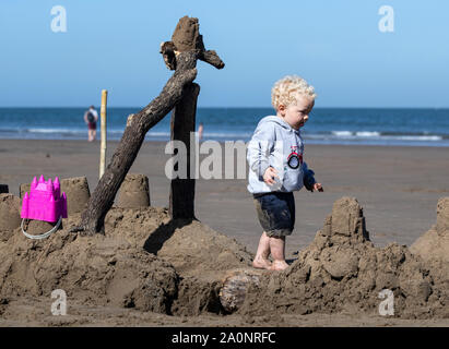 Clementsbrook isaä joue dans un énorme château de sable sur la plage de Whitby, dans le Yorkshire, comme les températures devraient s'élever à 26C dans certaines régions du pays cette semaine. Banque D'Images