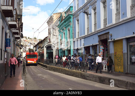 QUITO, ÉQUATEUR - 4 août 2014 : personnes non identifiées sur Juan Jose Flores street dans le centre ville, à l'arrêt de bus trolley Plaza del Teatro à Quito Banque D'Images