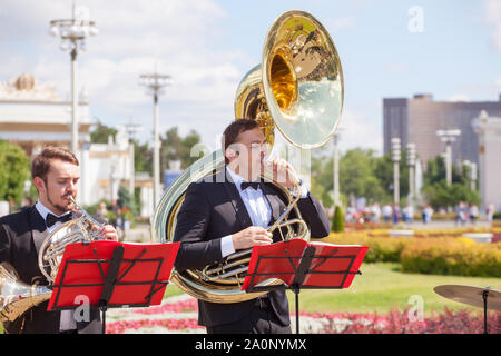 Moscou, Russie, nouvelle vie brass band, quintette à vent classique de cuivres instruments de musique, la musique, l'homme orchestre musicien joue sousaphone Banque D'Images