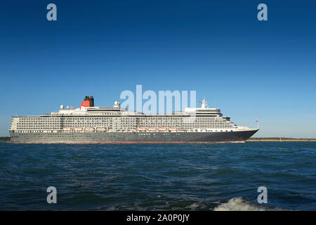 Le paquebot de croisière de Cunard, MME LA REINE ELIZABETH, quitte Southampton UK, pour la région de ville de Warnemünde, Allemagne. 20 Septembre 2019 Banque D'Images