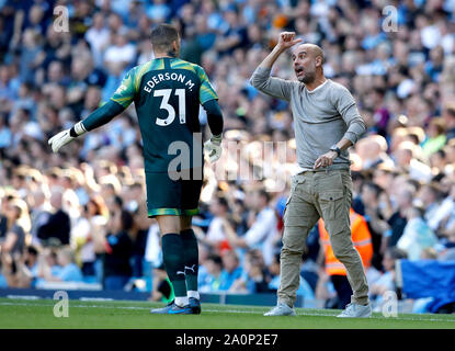 Manchester City manager Pep Guardiola (à droite) parle avec Manchester City attaquant Ederson (à gauche) au cours de la Premier League match au stade Etihad, Manchester. Banque D'Images