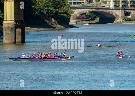 Chiswick, Londres, Royaume-Uni. Sep 21, 2019. Outrigger canoë sur la Tamise. OCUK Pirogue (Royaume-Uni) chefs sur la Tamise pour un matin tôt pagaie. Un outrigger canoë est plus de 4 000 ans. Le club OCUK ont été pagayer à Londres depuis 2002 et train de Chiswick. Credit : Sidney Bruere/Alamy Live News Banque D'Images