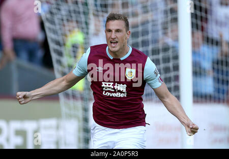 Burnley's Chris Wood fête marquant son premier but de côtés du jeu pendant le premier match de championnat à Turf Moor, Burnley. Banque D'Images