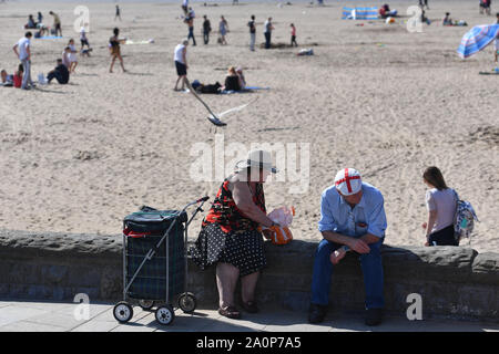 Les gens profiter du soleil sur la plage à Weston-super-Mare, comme les températures devraient s'élever à 26C dans certaines régions du pays cette semaine. Banque D'Images