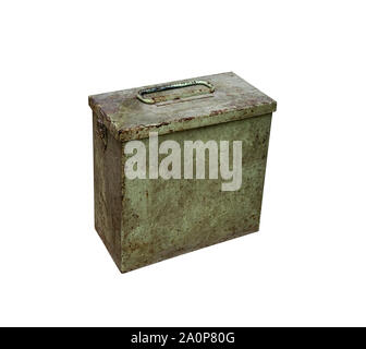 Vieux métal fort militaire d'isoler sur un fond blanc. Rusty vert tiroir avec poignée et serrure. Banque D'Images