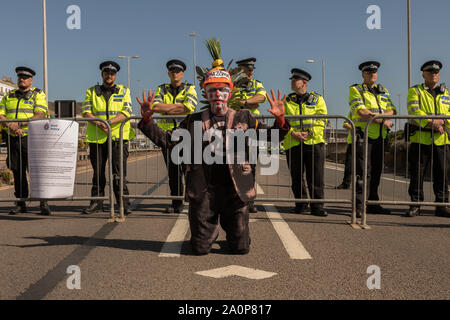 Port de Douvres, Kent, UK. Sep 21, 2019. Groupe de protection de l'extinction des partisans de la rébellion bloquer les routes autour du port de Douvres. Le Dover road block est de mettre en évidence l'extrême vulnérabilité de la population britannique à l'insécurité alimentaire et de souligner la nécessité pour le gouvernement de prendre des mesures d'urgence sur le climat et de la crise écologique. Credit : Penelope Barritt/Alamy Live News Banque D'Images