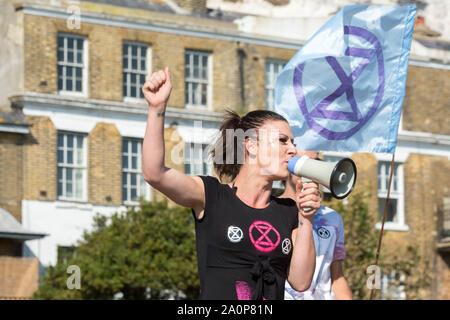 Port de Douvres, Kent, UK. Sep 21, 2019. Groupe de protection de l'extinction des partisans de la rébellion bloquer les routes autour du port de Douvres. Le Dover road block est de mettre en évidence l'extrême vulnérabilité de la population britannique à l'insécurité alimentaire et de souligner la nécessité pour le gouvernement de prendre des mesures d'urgence sur le climat et de la crise écologique. Credit : Penelope Barritt/Alamy Live News Banque D'Images