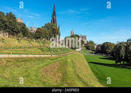 De nouveaux chemins d'accès pour handicapés dans les jardins de Princes Street east Edinburgh Scotland UK avec le Scott Monument Banque D'Images