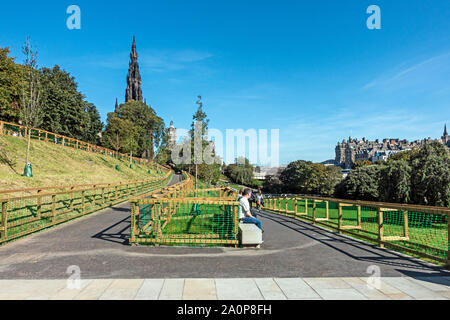 De nouveaux chemins d'accès pour handicapés dans les jardins de Princes Street east Edinburgh Scotland UK avec le Scott Monument Banque D'Images