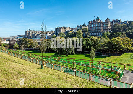 De nouveaux chemins d'accès pour handicapés dans les jardins de Princes Street east Edinburgh Scotland UK avec la Banque d'Écosse droit construction Banque D'Images