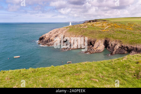 Un cairn marque l'entrée de Porthgain Harbour sur la côte du Pembrokeshire, parc national dans l'ouest du pays de Galles. Banque D'Images